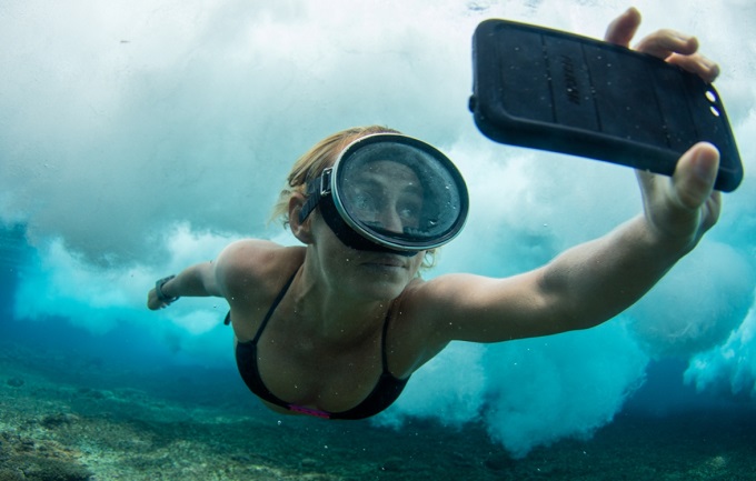 Take underwater photos and videos with waterproof case for smartphone