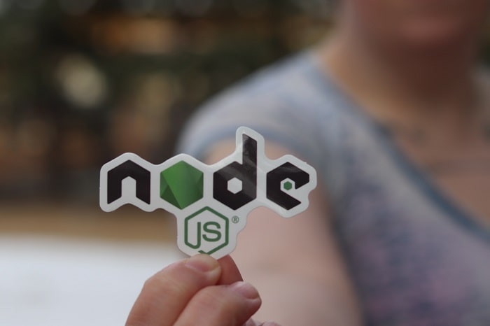 nodejs provides faster and more efficient web app development