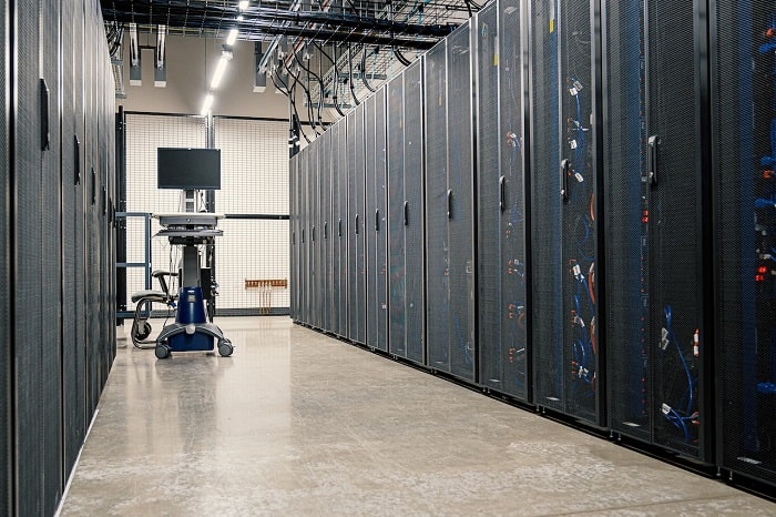 what are the key factors to look for when choosing a data center location